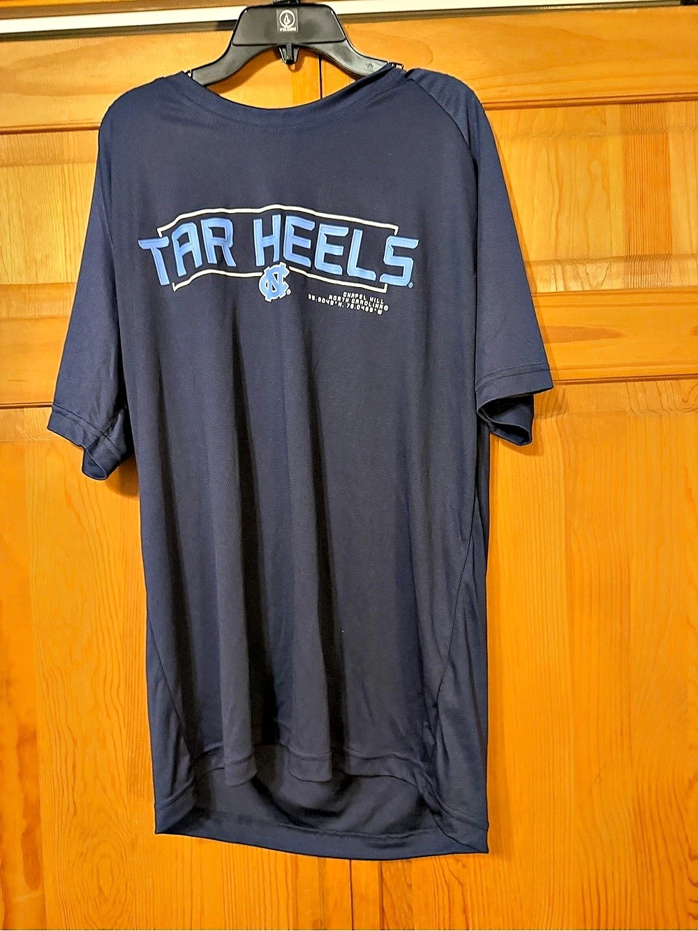 Rivalry Threads North Carolina Tar Heels Graphic T-Shirt Blue Large